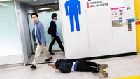Mungkin awalnya pria ini mau ke toilet, walau sedang mabuk. Duh, bisa-bisa tangannya terinjak orang yang lalu lalang. Foto: Lee Chapman