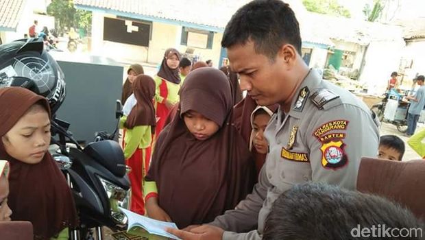 Inisiatif membuat motor literasi merupakan upaya kepolisian untuk ikut serta mencerdaskan anak bangsa