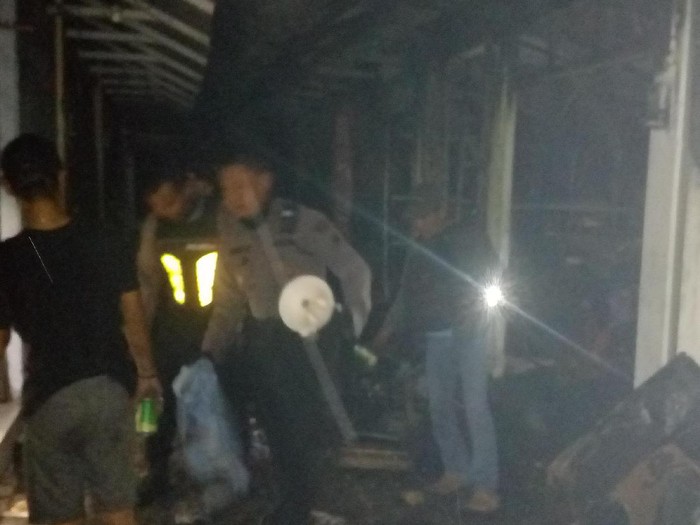 Perjuangan Polisi dan PMK Selamatkan Belasan Kios Pasar Benpas