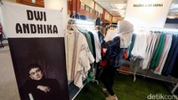 Dwi Andhika melego koleksi pribadinya.