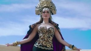Foto: Lebih Dekat dengan Gaya Agnez Mo di Video Klip Long As I Get Paid