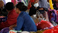 Status Gunung Agung sudah mencapai level IV atau awas. Dalam 12 jam terakhir, telah terjadi 14 gempa tektonik yang terasa hingga Kabupaten Gianyar dengan asap putih tipis teramati keluar dari kawah. REUTERS/Darren Whiteside.
