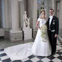 Pernikahan Putri Victoria yang merupakan anak sulung Raja Carl XVI Gustaf sekaligus pewaris utama kerajaan digelar megah. Putri Victoria dinikahi oleh mantan pelatih kebugaran pribadinya, Daniel Westling. Pernikahan tersebut digelar pada 19 Juni 2010 di Stockholm Cathedral, bersamaan dengan ulang tahun pernikahan ke-34 orangtua sang mempelai wanita. Foto: Getty Images