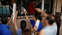 Orang-orang membeli roti di toko setelah area tersebut dilanda badai (REUTERS/Carlos Garcia Rawlins)