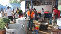 Pendaftaran sekolah darurat mulai dilakukan dan puluhan orang tua, yang menjadi pengungsi serta tak mau pendidikan anaknya terbengkalai, meramaikan meja pendaftaran itu. 