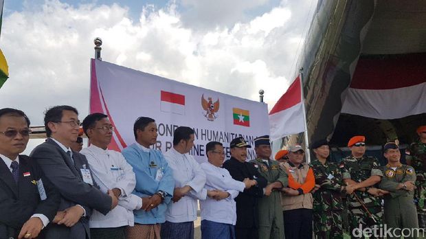 Sebelumnya bantuan dikirimkan melalui kota Chittagong, Bangladesh di dekat perbatasan dengan Myanmar