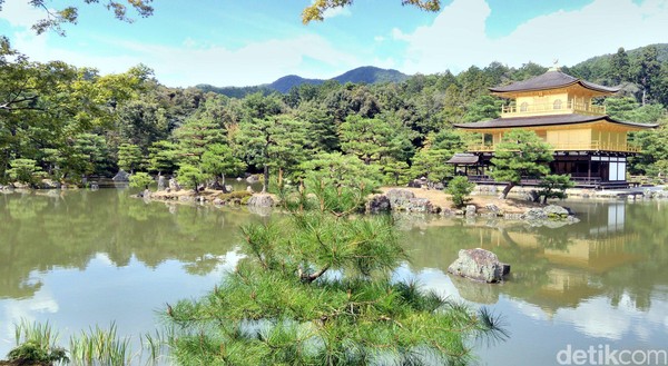 Kuil yang kerap disebut juga Rokounji Temple ini tampak begitu indah. Sinar matahari yang menerpa bangunan kuil, semakin membuat warna emasnya berkilauan (Hans/detikTravel) Kuil yang kerap disebut juga Rokounji Temple ini tampak begitu indah. Sinar matahari yang menerpa bangunan kuil, semakin membuat warna emasnya berkilauan (Hans/detikTravel)