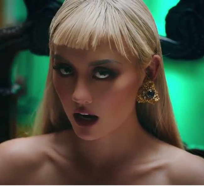 Agnez Mo dengan rambut pirang panjang di video klip Long As I Get Paid. Foto: Dok. Youtube