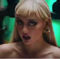 Agnez Mo dengan rambut pirang panjang di video klip Long As I Get Paid. Foto: Dok. Youtube