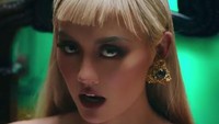 Salah satu buktinya adalah penampilannya dalam video klipnya Noises pada 2017 lalu. Dok. Youtube