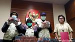 Foto: Bergepok-gepok Duit Bukti Dugaan Suap Wali Kota Cilegon