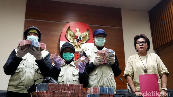 Foto: Bergepok-gepok Duit Bukti Dugaan Suap Wali Kota Cilegon