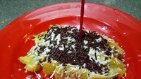Kalau suka pisang, jangan lewatkan pisang bakar. Makin enak dengan parutan keju dan meisjes. Foto: dok. detikFood