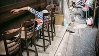 Untungnya ada jejeran kursi yang bisa menahan orang ini. Walau sepertinya posisi tidurnya nggak nyaman ya. Foto: Lee Chapman