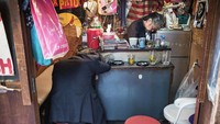 Lee yang tinggal di Tokyo sejak 1998, ingin memperlihatkan hal berbeda dari selama ini orang pikirkan tentang Jepang. Misalnya kebiasaan mabuk sampai hilang kesadaran di bar. Foto: Lee Chapman