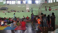 Pengungsi sudah memenuhi GOR dan lapangan yang berada di sisi utara gedung utama. Mereka tidur dengan tetangga satu dusun atau kerabat dalam satu tenda.