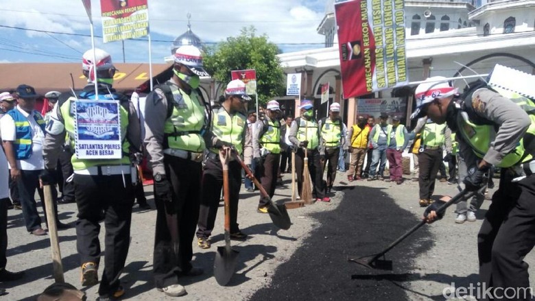 Polantas di Aceh Jalan Kaki 100 Km untuk Tambal Jalan Polantas di Aceh Jalan Kaki 100 Km untuk Tambal Jalan