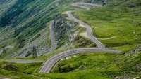 Adalah Transfagarasan Road, sebuah jalan yang terletak di Cartisoara, Rumania. Kalau kamu punya nyali, harus coba lewat sini (Thinkstock)