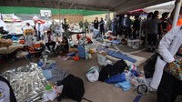 Puing-puing itu disingkirkan dengan hati-hati dan cermat saat tim penyelamat mencoba memberikan jalan bagi korban yang selamat tanpa mendestabilisasi bangunan sekolah yang rusak