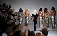 Masih Seksi! 5 Supermodel Legendaris Tampil Sepanggung di Show Versace
