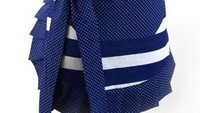 Apron retro gaya vintange ini masih memakai lengkungan dan lipatan di bagian bawah. Warna biru dan pita di leher dan sisinya membuatnya tampil baru.Foto: Istimewa