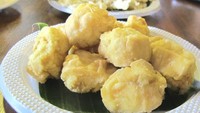Tahu susu terkenal di Lembang. Tempat produksinya bisa dikunjungi di kawasan ini. Selain membeli tahu segar, Rumah Produksi Tahu Susu Lembang juga punya olahan tahu goreng renyah dan mendoan. Foto: dok. detikFood