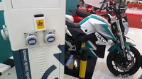 Mulai dari motor, sepeda, hingga gerobak mejeng di booth PLN di JCC Senayan.