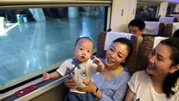 Traveler yang baru pertama kali menjajal kereta Fuxing ini pun senang terlihat senang. Perjalanan jadi lebih cepat dan nyaman (dok Xinhua/SIPA USA)