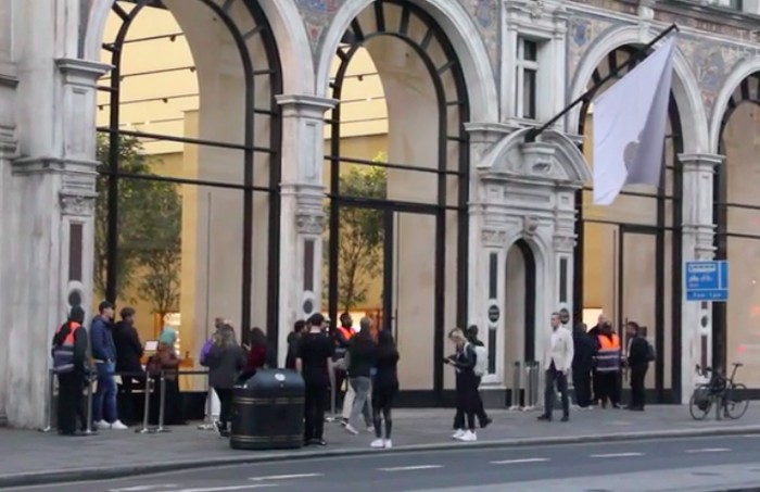Suasana sepi di Apple Store London. Foto: istimewa Suasana sepi di Apple Store London. Foto: istimewa