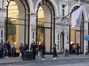 Antrean iPhone 8 di London Bikin Heran