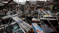 Kerusakan terlihat di supermarket (REUTERS/Carlos Garcia Rawlins)