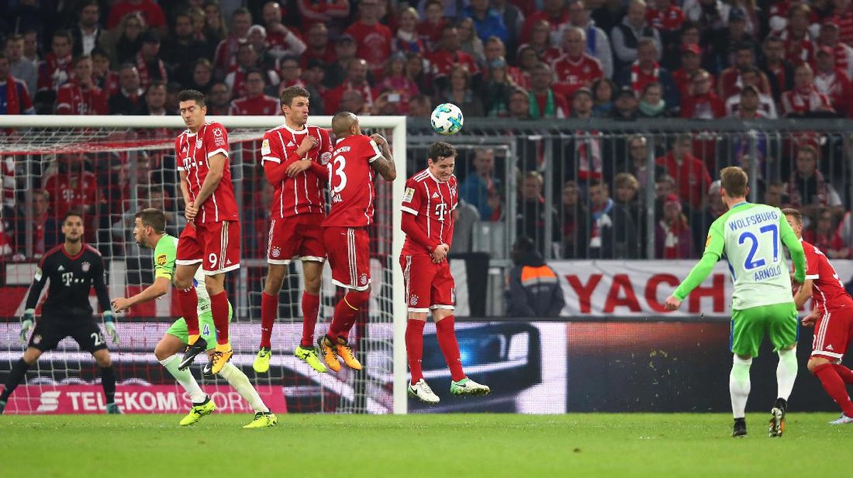 Maximilian Arnold menjebol gawang Bayern Munich lewat tendangan bebasnya (Michael Dalder/Reuters)