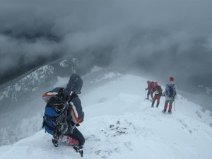 Apa yang Harus Pendaki Gunung Lakukan Saat Diterjang Badai Salju?