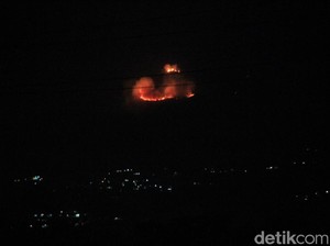 Petugas Kesulitan Tembus Lokasi Kebakaran Lahan di Gunung Salasih
