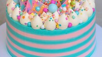 Cake cantik ini berupa vanilla cake dengan isian selai kacang dan potongan karamel. Dekorasinya memakai Swiss meringue buttercream dan cokelat pelangi unicorn. Lucu banget ya? Foto: Katherine Sabbath