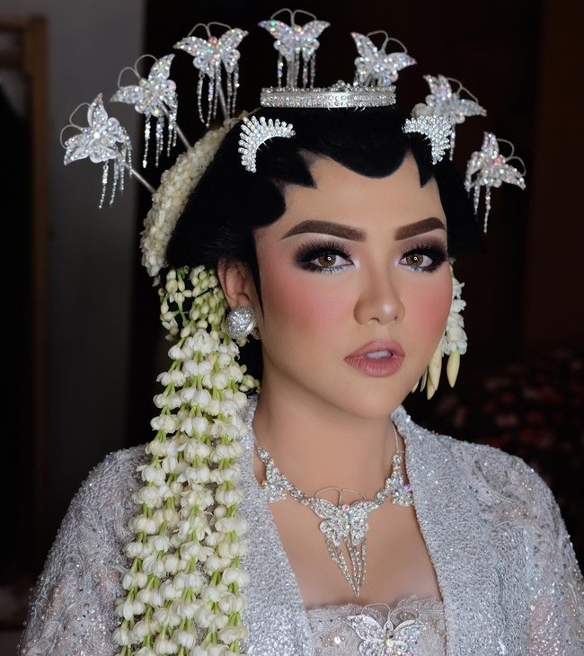Penyanyi Vicky Shu juga pernah dirias oleh Bennu Sorumba pada saat resepsi pernikahan 2017. Bennu mengaplikasikan riasan mata yang maksimal didominasi bulu mata palsu dan smokey eyes bernuansa cokelat. Foto: Instagram.
