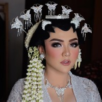 Penyanyi Vicky Shu juga pernah dirias oleh Bennu Sorumba pada saat resepsi pernikahan 2017. Bennu mengaplikasikan riasan mata yang maksimal didominasi bulu mata palsu dan smokey eyes bernuansa cokelat. Foto: Instagram.