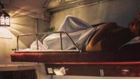 Ada penumpang yang tengah pulas tertidur di dalam kereta. 