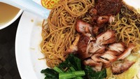 Kalau mau cicip chicken rice, mee hokkian dan bubur enak serta murah, mampirlah ke Kopitiam Staff Canteen. Lokasi tempat makan halal ini ada di lantai 3M, terminal 2.