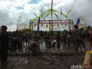 Warga Desa Aliyan Kerasukan di Ritual Keboan