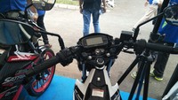 Masih berbekal mesin yang berteknologi fuel injection dan DOHC (Double Over Camshaft) yang dapat memberikan akselerasi spontan, bebek sport terbaru ini harganya tidak berbeda signifikan dengan seri terlamanya, lho. Hanya berbeda Rp 200 ribu saja. Foto: Ruly Kurniawan