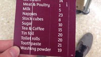 Troli ini diberi tag untuk mencari lokasi barang. Berbagai produk makanan hingga kebutuhan sehari-hari diberi pentujuk nomor lorongnya.
