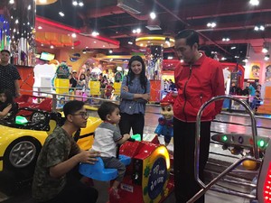 Jokowi Main ke Mal Bersama Cucu di Kelapa Gading
