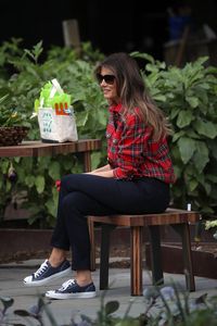 Lagi, Melania Trump Dikritik karena Berkebun Pakai Kemeja Rp 18 Juta