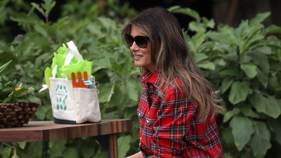 Foto: 7 Gaya Busana Melania Trump yang Paling Kontroversial