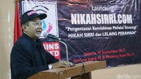 9 tahun berselang, Aris Wahyudi bikin geger karena membentuk Partai Ponsel dengan program kerja nikahsirri.com. Hal sensasional dibuatnya lagi, kali ini berupa lelang perawan.