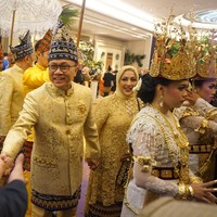 Sementara itu Zulkifli Hasan dan istri kompak dalam balutan busana bernuansa emas dengan songket tapis. (Foto: Bagus/detikcom)