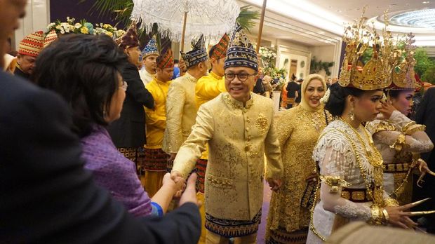 Sederet pejabat dan tokoh nasional hadir dalam acara resepsi yang dihelat di Grand Ballroom Raffles Hotel, Kuningan, Jakarta Selatan