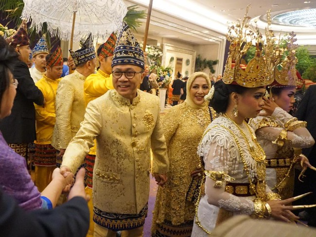 Sementara itu Zulkifli Hasan dan istri kompak dalam balutan busana bernuansa emas dengan songket tapis. (Foto: Bagus/detikcom)