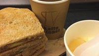 Kaffe & Toast di terminal 1 dan 2 tawarkan makanan khas Singapura. Mulai dari laksa, nasi lemak dan kari ayam. Gerai bersertifikat halal ini juga punya kopi dan kaya toast yang renyah manis.